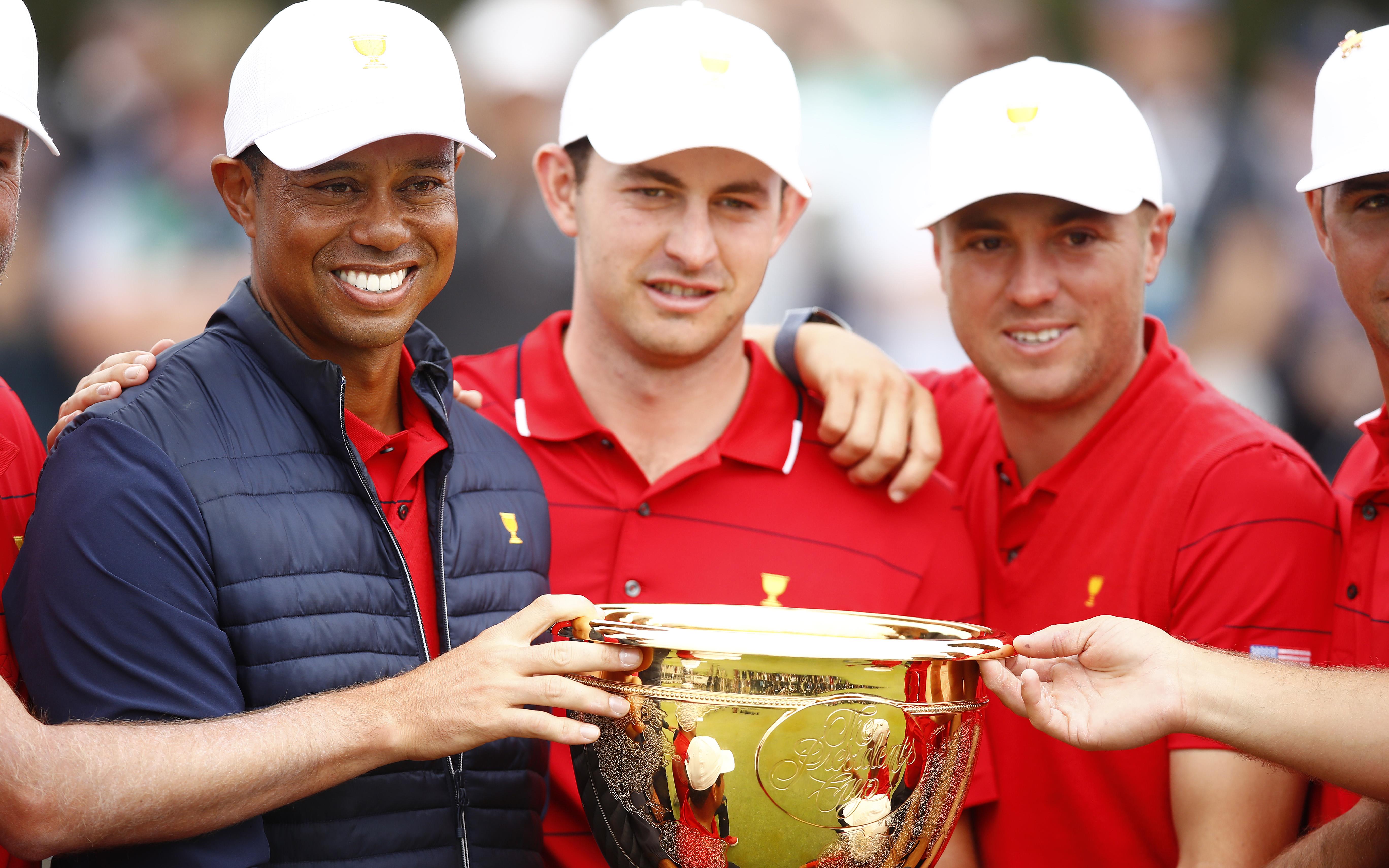 Tiger Woods, Patrick Cantlay en Justin Thomas nadat Amerika de Presidents Cup heeft gewonnen