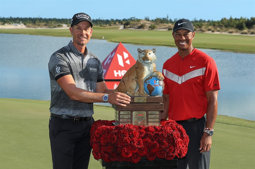 Henrik Stenson heeft de Hero World Challenge gewonnen en krijgt de trofee uit handen van Tiger Woods