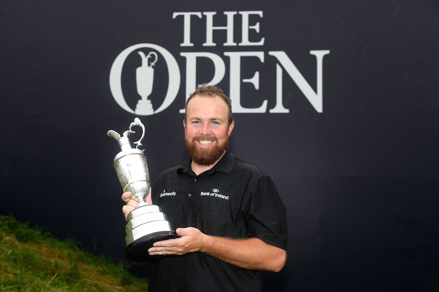 De Ierse topgolfer Shane Lowry met de beker van The Open  