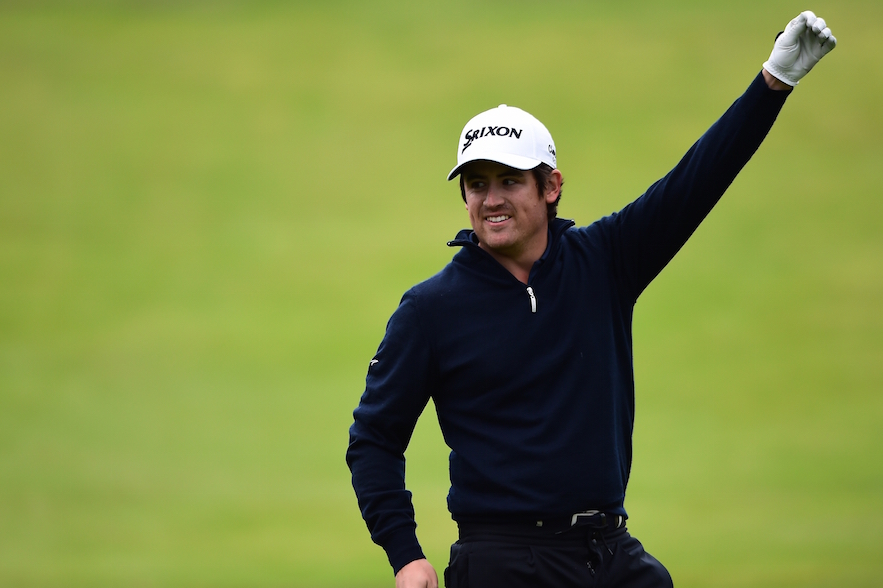 Topgolfer Darius van Driel viert het veroveren van zijn Tourkaart 