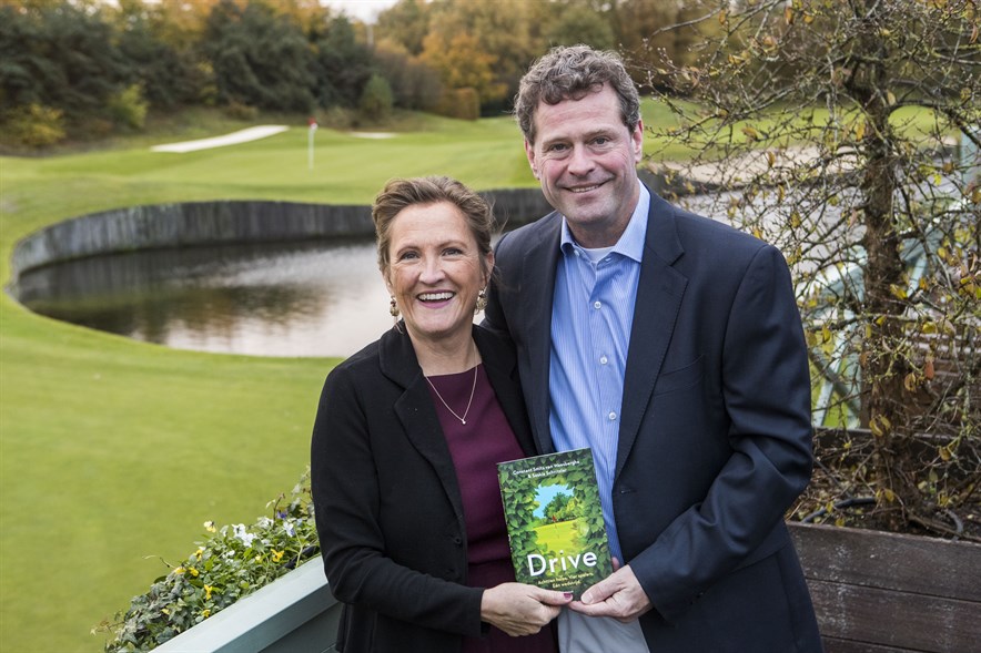Constant Smits van Waesberghe en Saskia Schnitzler, de schrijvers van het de golfroman Drive