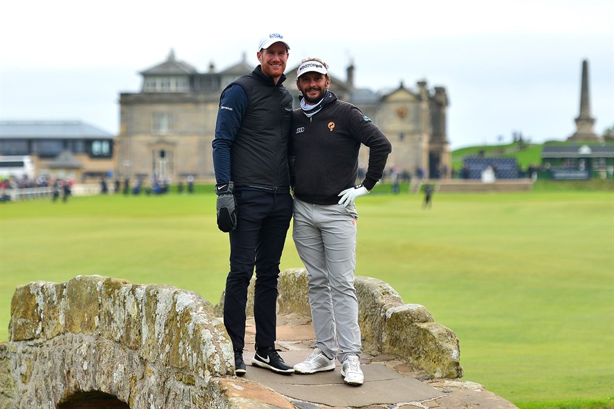 De Nederlandse topgolfers Joost Luiten en Wil Besseling op hole 18 van de Old Course