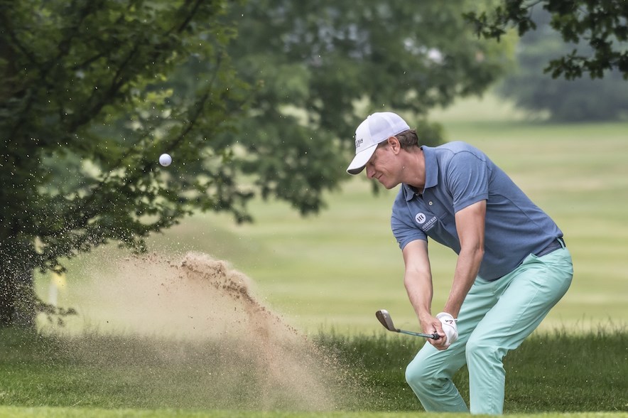 Golfer Maarten Lafeber slaat de bal uit de bunker 