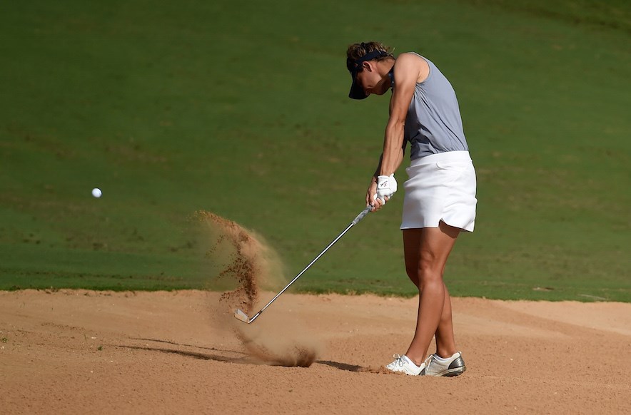 Topgolfster Anne van Dam slaat haar bal uit de bunker