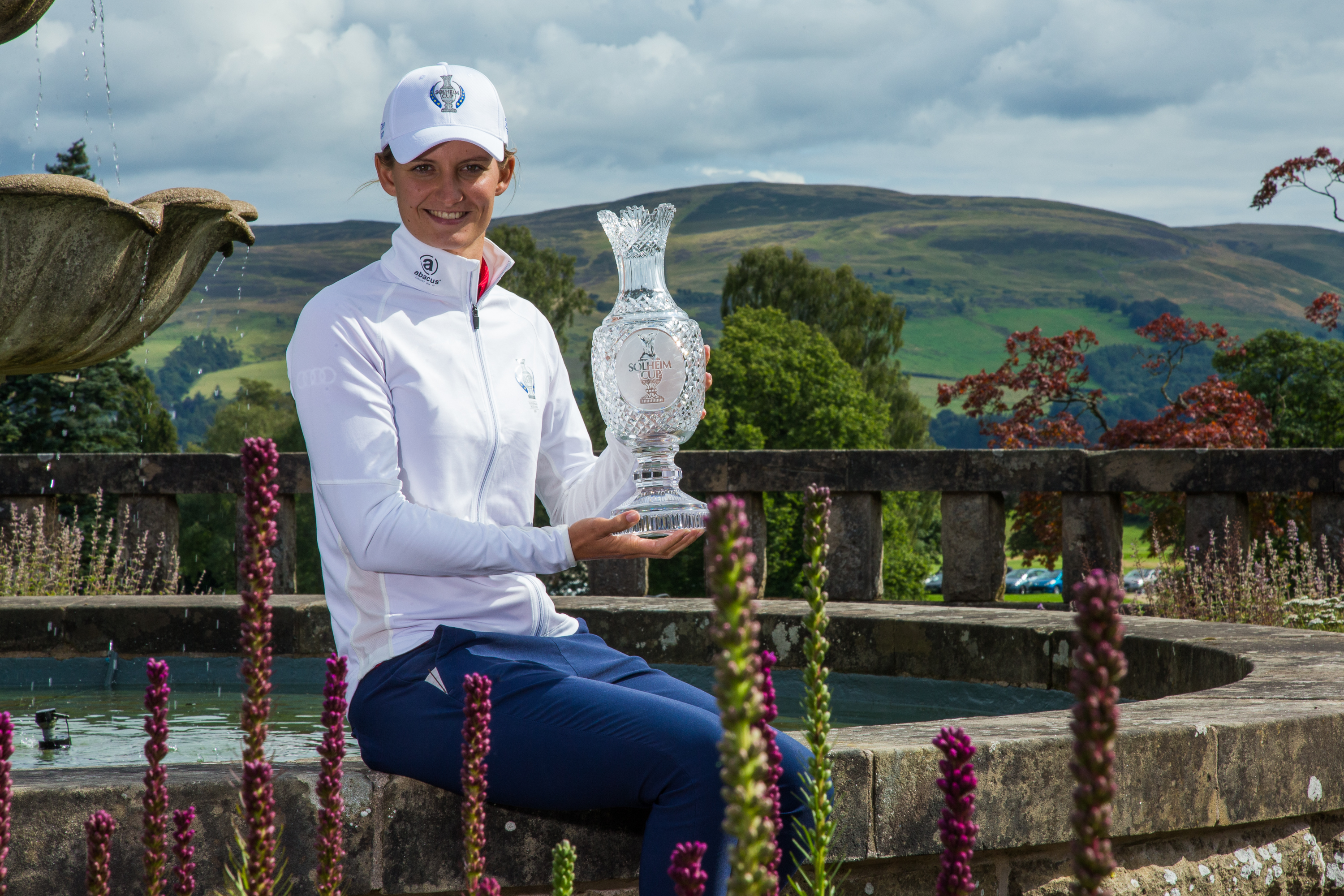 Anne van Dam poseert met de Solheim Cup