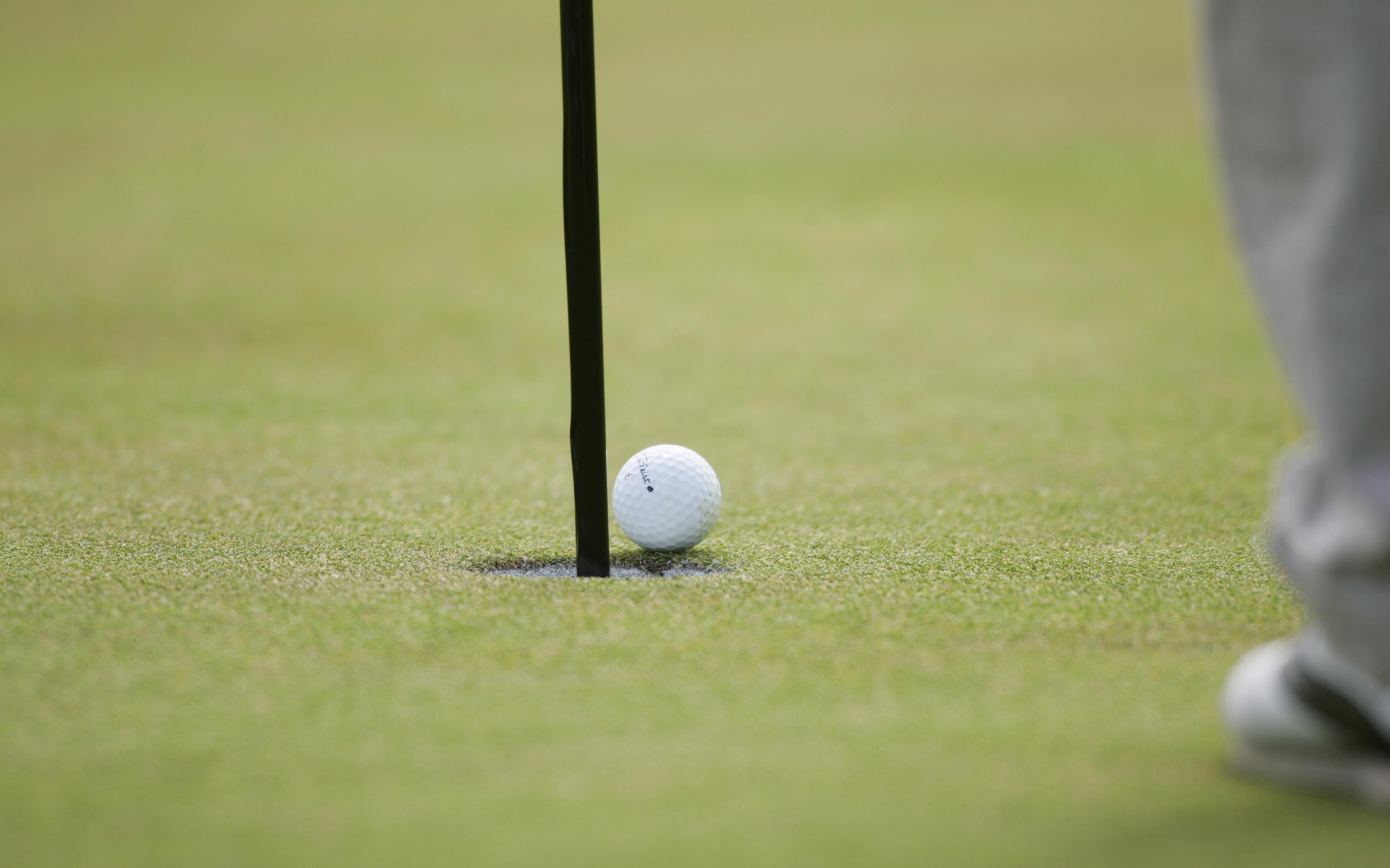 bal op green bij vlag golf
