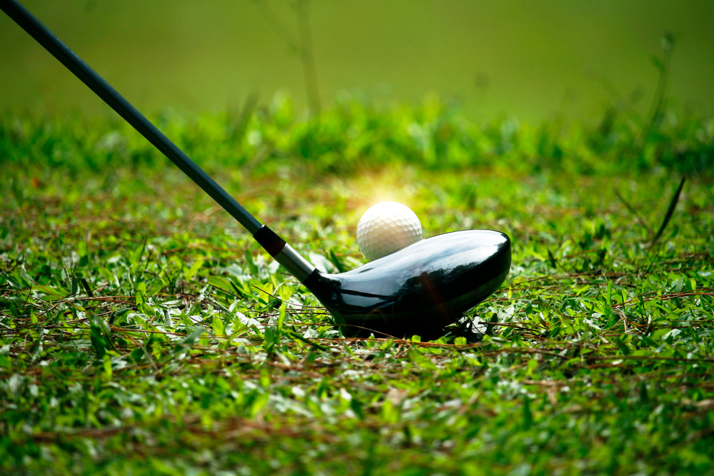 golfbal op tee